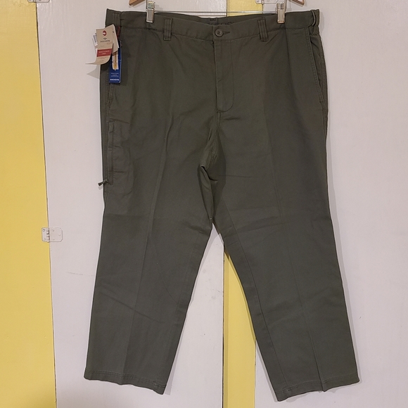 NWT Dockers Green Ultimate Cargo Work Pants Modern Comfort 42×30 - Picture 1 of 9